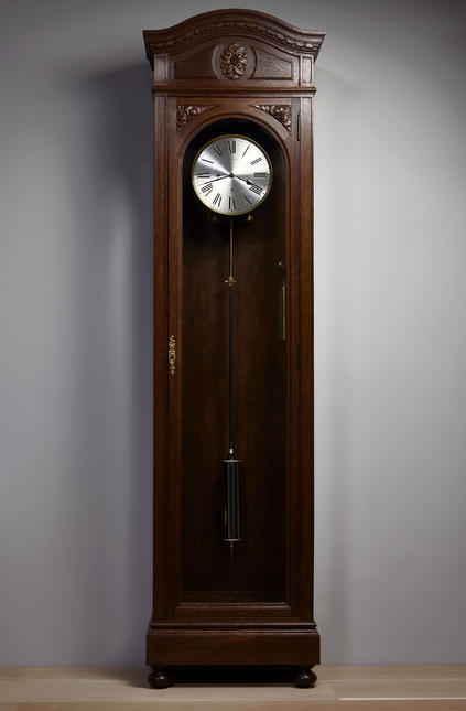 Horloge de parquet dite régulateur signée 'Paul Nicaise 1921 école de mécanique de précision et d'électricité Brussel'.